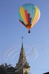LECTOURE - Rassemblement de montgolfières : montgolfière au-dessus d'un clocher