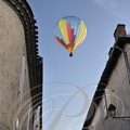 LECTOURE_Rassemblement_de_montgolfieres_montgolfiere_passant_au_dessus_dune_rue.jpg