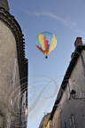 LECTOURE - Rassemblement de montgolfières : montgolfière passant au-dessus d'une rue