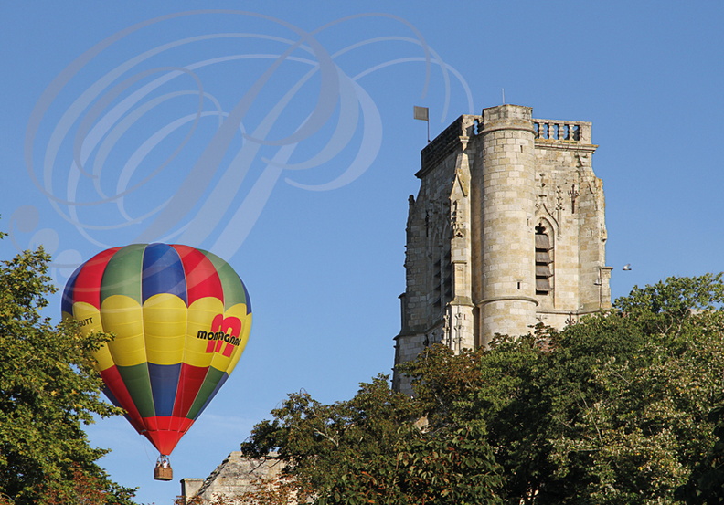 LECTOURE_Rassemblement_de_montgolfieres_montgolfiere_au_dessus_de_la_cathedrale_  .jpg