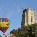 LECTOURE - Rassemblement de montgolfières : montgolfière au-dessus de la cathédrale   