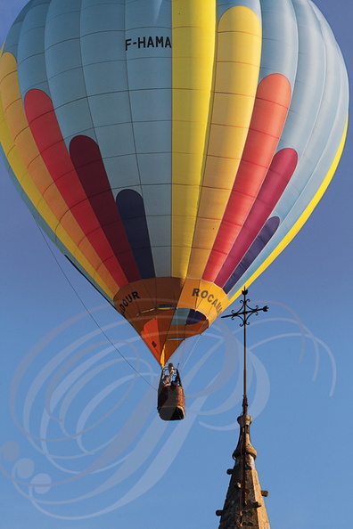 LECTOURE - Rassemblement de montgolfières : montgolfière au-dessus d'un clocher