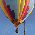 LECTOURE_Rassemblement_de_montgolfieres_montgolfiere_au_dessus_dun_clocher_036.jpg