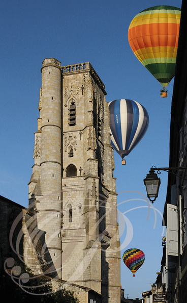 LECTOURE_Rassemblement_de_montgolfieres_montgolfieres_au_dessus_de_la_rue_nationale_040.jpg