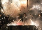 LECTOURE - "NUITS de FEU" : spectacle de la compagnie AKOUMA (jonglage avec plusieurs fusées sur un cercle)