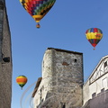 LECTOURE - Rassemblement de montgolfières (passant au-dessus de la tour d'Albinhac)