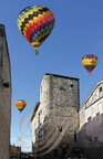 LECTOURE - Rassemblement de montgolfières (passant au-dessus de la tour d'Albinhac)