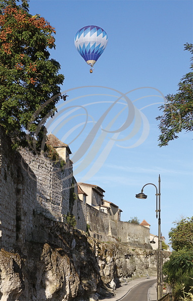 LECTOURE_Rassemblement_de_montgolfieres_montgolfiere_au_dessus_des_remparts_090.jpg