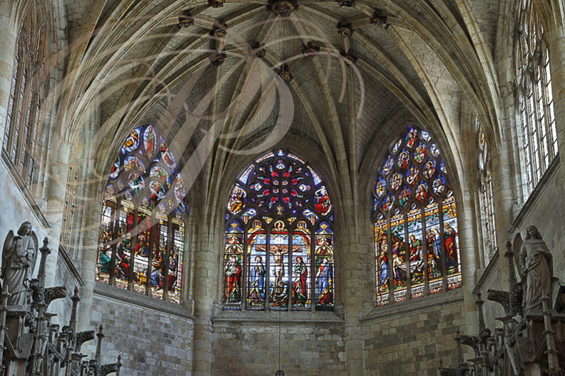 CONDOM_cathedrale_Saint_Pierre_vitraux_au_dessus_du_choeurpsd.jpg