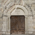 L'ISLE-BOUZON - église Saint-Pierre (début XVIe siècle) : porche surmonté d'un chrisme
