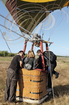 LAUZERTE - Montgolfière de QUERCY PLURIEL : embarquement des parachutistes