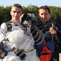 BOULOC (82) - École Française de Parachutisme : Laurent BARES (1200 sauts) et David GARCIA (360 sauts) après leur premier saut depuis une montgolfière