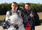 BOULOC (82) - École Française de Parachutisme : Laurent BARES (1200 sauts) et David GARCIA (360 sauts) après leur premier saut depuis une montgolfière