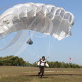 SAUT EN PARACHUTE - Laurent BARES (1200 sauts) : atterrissage après un saut depuis une montgolfière