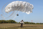 SAUT EN PARACHUTE - Laurent BARES (1200 sauts) : atterrissage après un saut depuis une montgolfière