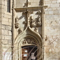 ROCAMADOUR - Le sanctuaire : chapelle Notre-Dame de Rocamadour (porte de style gothique flamboyant surmontée d'une accolade et de pinacles à fleurons)