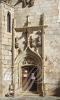 ROCAMADOUR - Le sanctuaire : chapelle Notre-Dame de Rocamadour (porte de style gothique flamboyant surmontée d'une accolade et de pinacles à fleurons)