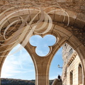 ROCAMADOUR - Le sanctuaire : passage longeant la chapelle Saint-Michel et menant au point de vue : ouverture trilobée entre deux arcs brisés)