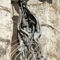 ROCAMADOUR - Le sanctuaire : le saint Jacques de Rocamadour (sculpture en fer d'Alain Meignien - 1 mètre de haut,10 Kg - installée au-dessus du grand escalier en 2011