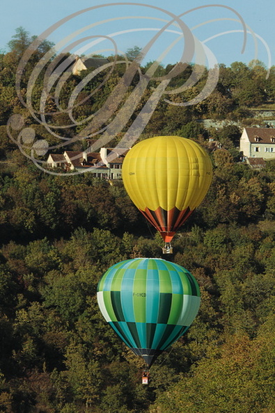 Rocamadour_Montgolfiades_montgolfieres_au_dessus_du_coteau.jpg