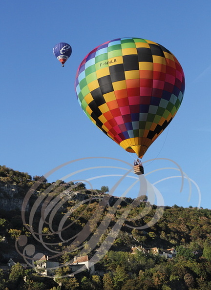ROCAMADOUR - les Montgolfiades : montgolfières s'élevant au-dessus de la vallée de l'Alzou