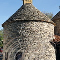 ROCAMADOUR - pigeonnier typique du Causse en pierres sèches couvert de lauzes, construit sur la place de L'Europe
