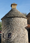ROCAMADOUR - pigeonnier typique du Causse en pierres sèches couvert de lauzes, construit sur la place de L'Europe