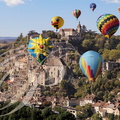 ROCAMADOUR_Montgolfiades_montgolfieres_selevant_au_dessus_de_la_ville.jpg