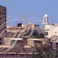 CASABLANCA_Remparts_de_l_ancienne_medina_au_fond_le_minaret_de_la_mosquee_Hassan_II.jpg