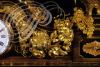 BUREAU À CYLINDRE de Louis XV - détail des bronzes entourant la pendule double face
