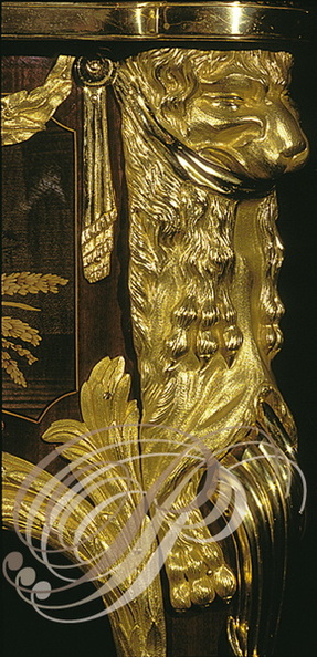 BUREAU_A_CYLINDRE_de_Louis_XV_detail_du_pied_en_bronze.jpg