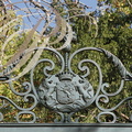 CONDOM - Domaine de Gensac : armoiries du domaine placées sur la grille du portail d'entrée 