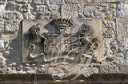 CONDOM   - Domaine de GENSAC : le château  (les armoiries sculptées au-dessus de la porte d'entrée)