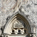 CONDOM   - Domaine de GENSAC : le château (chapelle funéraire : détail des arcs ogivaux ornés de pinacles à fleurons surmontant la porte d'entrée)