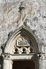 CONDOM   - Domaine de GENSAC : le château (chapelle funéraire : détail des arcs ogivaux ornés de pinacles à fleurons surmontant la porte d'entrée)