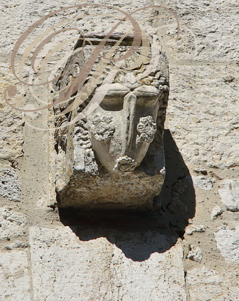 CONDOM   - Domaine de GENSAC : le château (corbeau en pierre sculptée inserré dans un mur)