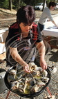 PERCHÈDE - étang du PESQUÉ - journée de mise en assec   (Christine Saley, membre du conseil municipal de Perchède faisant griller des tronçons de tanches à la graisse de canard)