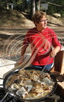 PERCHÈDE - étang du PESQUÉ - journée de mise en assec    (Danièle Dubicq, membre du conseil municipal de Perchède faisant griller des tronçons de tanches à la graisse de canard)