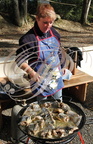PERCHÈDE - étang du PESQUÉ - journée de mise en assec   (Sylvie Punsola, habitante de Perchède faisant griller des tronçons de tanches à la graisse de canard)