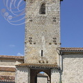 SAINTE-MÈRE - l'église (1520) : clocher tour servant de porte d'entrée au village