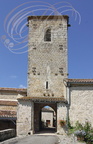 SAINTE-MÈRE - l'église (1520) : clocher tour servant de porte d'entrée au village