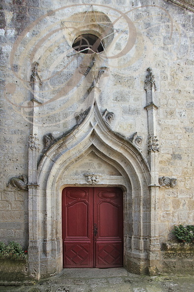 SAINTE-MÈRE - l'église:  le porche surmonté d'un arc en accolade