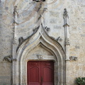 SAINTE-MÈRE - l'église:  le porche surmonté d'un arc en accolade