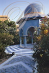 TOZEUR - Hôtel Dar Cheraït - gloriette et dome recouverts de carreaux de céramique et sol décoré de tessons de céramique en opus incertum