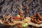 CUISINE TUNISIENNE - petites fritures,  crustacés, beignets de calamars sur feuilles de brick