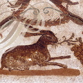 SOUSSE (Tunisie) - Musée des mosaïques romaines (IIe siècle) : lièvre mangeant des raisins