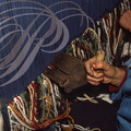 KAIROUAN (Tunisie) - Souk aux tapis : atelier de  fabrication d'un tapis points noués (peigne à tisser)