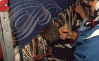 KAIROUAN (Tunisie) - Souk aux tapis : atelier de  fabrication d'un tapis points noués (peigne à tisser)