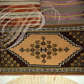 KAIROUAN (Tunisie) - Souk aux tapis - au centre : tapis points noués, motifs classiques, coloris "alloucha"