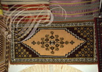 KAIROUAN (Tunisie) - Souk aux tapis - au centre : tapis points noués, motifs classiques, coloris "alloucha"
